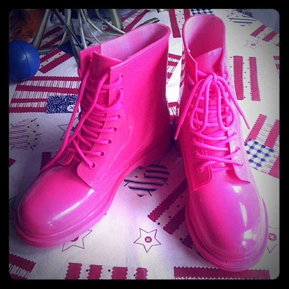 Hot pink dolls kill rubber boot size 8 1/2